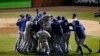 Los jugadores de los Dodgers de Los Angeles celebran el triunfo sobre los Cachorros de Chicago en el quinto juego de la Serie de Campeonato de la Liga Nacional de Béisbol de Grandes Ligas. Oct. 19, 2017.