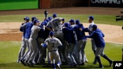 Los jugadores de los Dodgers de Los Angeles celebran el triunfo sobre los Cachorros de Chicago en el quinto juego de la Serie de Campeonato de la Liga Nacional de Béisbol de Grandes Ligas. Oct. 19, 2017.