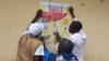 Une équipe de l'OMS colle une affiche de sensibilisation contre Ebola à Beni, Nord-Kivu, le 15 octobre 2018. (Twitter/Tedros Adhanom Ghebreyesus)