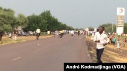 Les étudiants tchadiens face à la police à N'Djamena, Tchad, 27 septembre 2018. (VOA/ André Kodmadjingar)