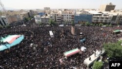waombolezaji waliojitokeza kumtolea heshima za mwisho rais Ebrahim Raisi, Tehran, May 22, 2024.