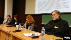 Učesnici tribine o levici i demokratiji, u sklopu tribina "Nije filozofski ćutati", na Filozofskom fakultetu u Beogradu.