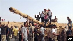 قه‌زافی ڕووداوه‌کانی لیبیا به‌ گاڵته‌جاڕی داده‌نێت