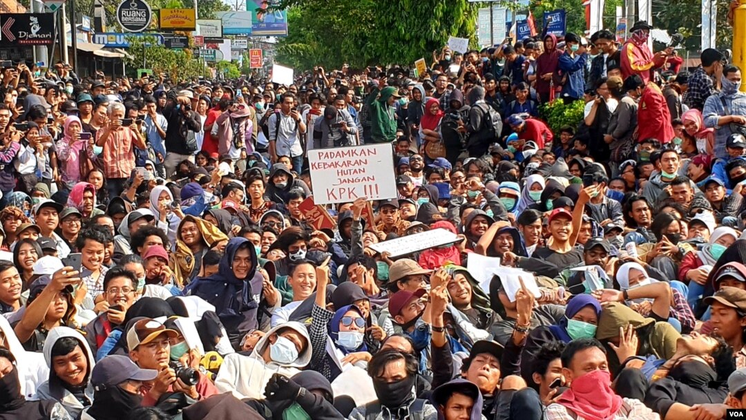 Penguatan KPK menjadi salah satu tuntutan para mahasiswa. (Foto:VOA/ Nurhadi)