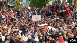 Penguatan KPK menjadi salah satu tuntutan para mahasiswa. (Foto:VOA/ Nurhadi)