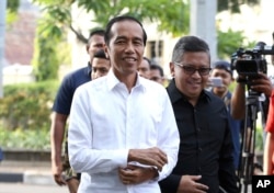 Presiden Joko Widodo bersama Sekretaris Jenderal PDI-P Hasto Kristiyanto dalam sebuah acara di Jakarta, pada 18 April 2019 (foto: dok).