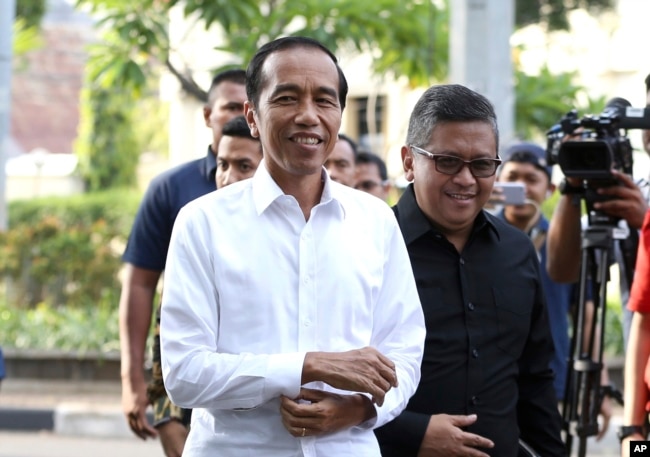 Presiden Joko Widodo bersama Sekretaris Jenderal PDI-P Hasto Kristiyanto dalam sebuah acara di Jakarta, pada 18 April 2019 (foto: dok).
