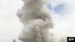 Cột khói khổng lồ trên bầu trời Hà Nội sau vụ nổ hai container pháo hoa ngày 6/10/2010