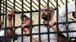 Mahmoud Hassan Ramadan Abdel-Nabi (phải) bị tuyên án tử hình vì tội giết người, gây náo loạn và bạo lực, trong phiên xử cấp tốc ở Ai Cập, 19/5/2014.