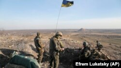 FILE - Ukrainian servicemen take positions outside Kurahovo, in Ukraine’s Donetsk region, March 11, 2015. The bulk of continued unrest between government forces and Russia-backed rebels has been concentrated around the separatist stronghold of Donetsk.