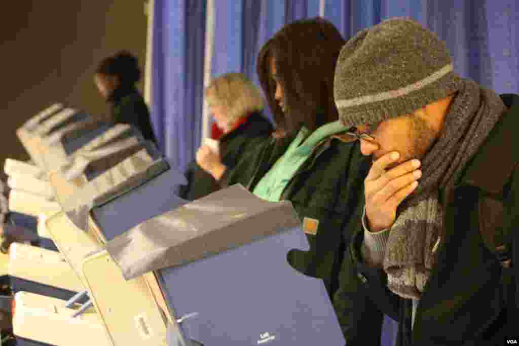 Votantes toman su tiempo para decidir por quién votar. Foto: Ramon Taylor, VOA.