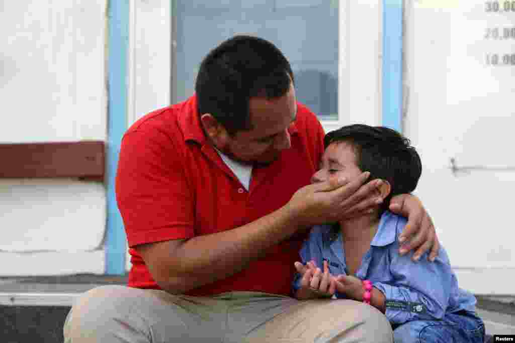 Walter Armando Jimenez Melendez, an asylum seeker from El Salvador, arrives with his four year-old son Jeremy, at La Posada Providencia shelter in San Benito, Texas, July 10, 2018, shortly after he said they were reunited following separation since late May while in detention.