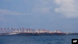 Tàu thuyền Trung Quốc thả neo ở Đá Ba Đầu.