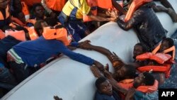 Les migrants et les réfugiés paniqués, tombent dans l'eau lors d'une opération de sauvetage du navire de sauvetage Topaz Responder dirigée par l'ONG maltaise Moas et la Croix-Rouge italienne, au large des côtes libyennes en Méditerranée, 3 novembre 2016.