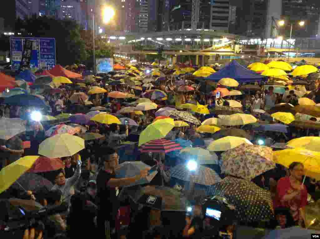 數以千計港人在金鐘佔領區舉傘默立87秒，紀念佔領運動滿月（美國之音海彥 拍攝） 