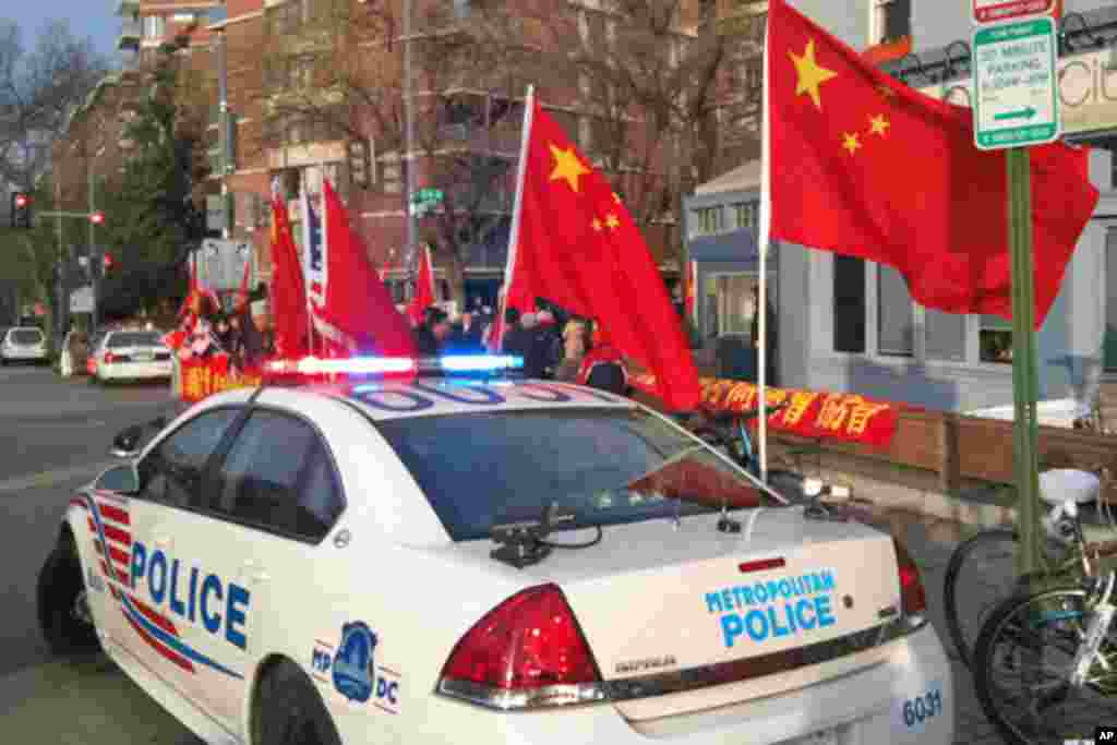 在胡锦涛下榻的酒店外的警车与欢迎队伍