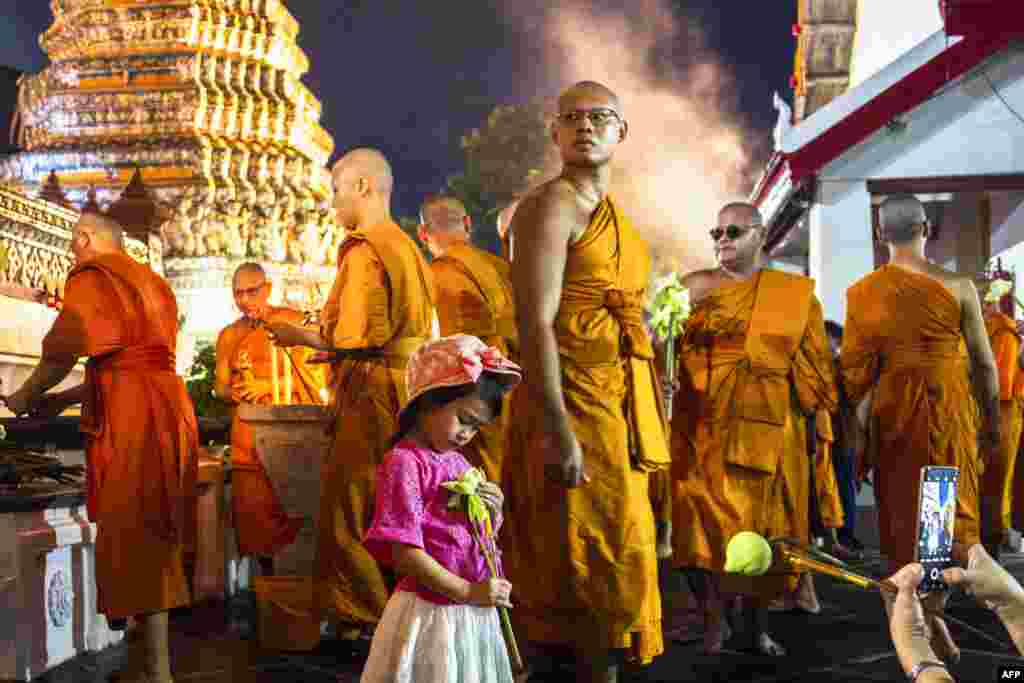 مراسم مذهبی بودایی ها در شهر بنکاک &nbsp;