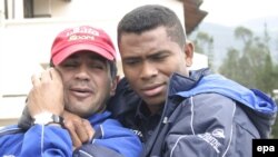 Le coordinateur de football de l'équipe de l’Equateur Vinicio Luna, à gauche, s’affiche avec le joueur équatorien Ivan Hurtado lors d’une séance d’entrainement à Quito, en Equateur, 28 mai 2004. epa/ CECILIA PUEBLA