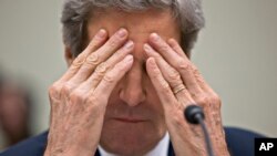 El secretario Kerry se frota los ojos mientras testifica en el Capitolio sobre las sanciones a Irán.