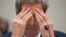 El secretario Kerry se frota los ojos mientras testifica en el Capitolio sobre las sanciones a Irán.