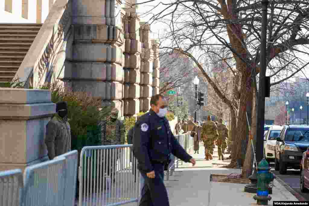 Las fuerzas adicionales de la Guardia Nacional que fueron desplegadas en la ciudad ir&#225;n armadas, dijo el jefe de la oficina de la Guardia Nacional a reporteros. 