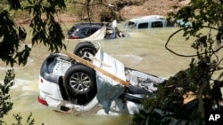 미국 테네시주 웨이벌리에 내린 폭우로 22일 자동차들이 침수돼있다. 