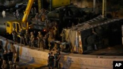 سربازان لبنانی در اطراف کامیون واژگون‌شده حزب‌الله در کحاله، لبنان. ٩ اوت ۲۰۲۳