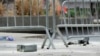 Una lata de metal, tirada en el piso cerca del lugar donde un hombre se prendió fuego, en un parque frente a un tribunal de Manhattan, el 19 de abril de 2024, en Nueva York, EEUU. 