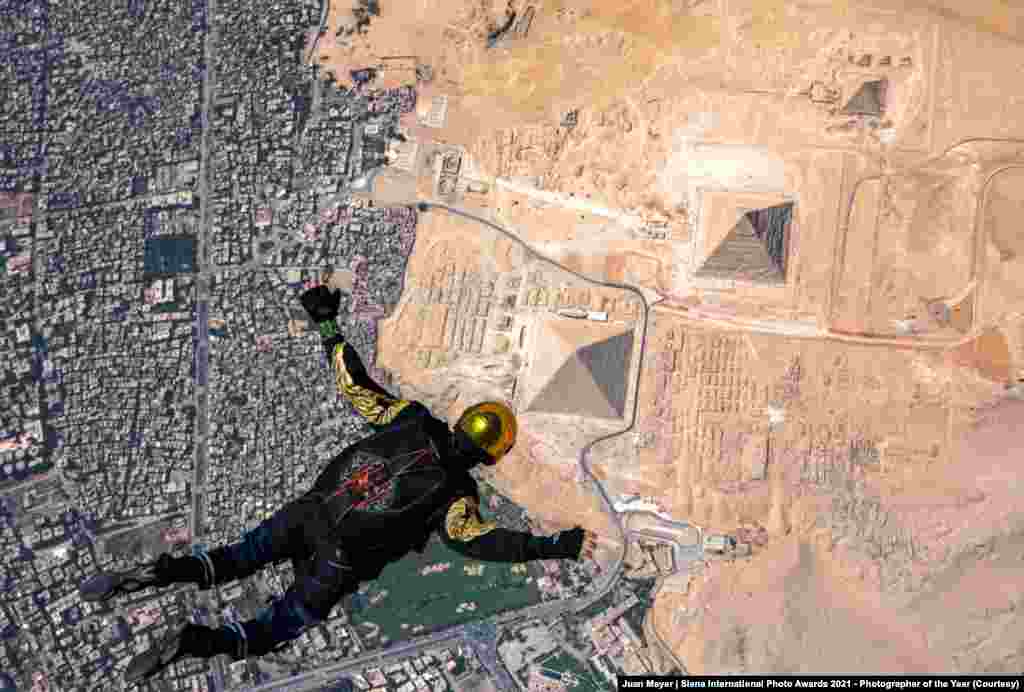 Для того, чтобы сделать фотографию парашютиста, летящего над пирамидами, фотографу Майклу Стилу пришлось самому совершить прыжок с парашютом. Фото сделано на высоте три километра во время свободного падения. &nbsp; 📸: Michael Steele / Siena International Photo Awards