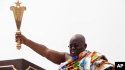 លោក​ប្រធានាធិបតី​ហ្គាណា Nana Akufo-Addo ស្ថិត​ក្នុង​ពិធី​ស្បង​កាន់​តំណែង​ជា​ប្រធានាធិបតី​របស់​លោក​ ក្នុង​ក្រុង​អាក្រា កាលពី​ថ្ងៃទី៧ ខែមករា ឆ្នា២០១៧។