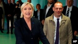 Líder de la extrema derecha y candidato a la elección presidencial francesa de 2017 Marine Le Pen, deposita su voto para la primera vuelta de las elecciones presidenciales, en el norte de Francia, el domingo 23 de abril de 2017.