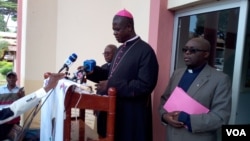 Monseigneur Samuel Kleda face à la presse au cours d’une communication de la conférence nationale épiscopale à (Emmanuel Jules Ntap/VOA)