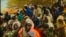 Des hommes et femmes d'Arbinda rencontrent une délégation du gouvernement, au Burkina Faso, le 4 avril 2019. (VOA/Lamine Traoré)