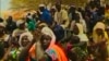 Des hommes et femmes de Arbinda en rencontre avec une délégation du gouvernement, au Burkina Faso, le 4 avril 2019. (VOA/Lamine Traoré)