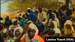 Des hommes et femmes de Arbinda en rencontre avec une délégation du gouvernement, au Burkina Faso, le 4 avril 2019. (VOA/Lamine Traoré)