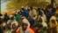 Des hommes et femmes de Arbinda en rencontre avec une délégation du gouvernement, au Burkina Faso, le 4 avril 2019. (VOA/Lamine Traoré)