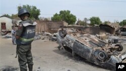 Wasu gidaje da aka kona a harin da ake zaton ‘yan Boko Haram ne suka kaishi a Kawuri dake Maiduguri, Junairu 28, 2014