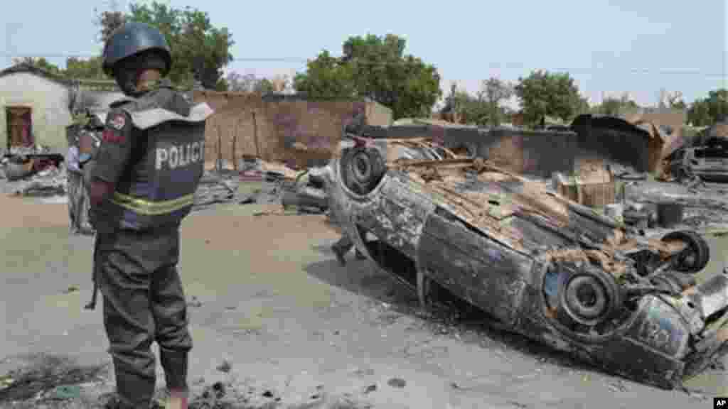 Wasu gidaje da aka kona a harin da ake zaton &lsquo;yan Boko Haram ne suka kaishi a Kawuri dake Maiduguri, Junairu 28, 2014.