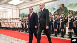 中国总理李强2023年11月7日在人民大会堂为澳大利亚总理阿尔巴尼斯举行欢迎仪式。（美联社）