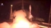 En esta fotografía tomada de un video proporcionado por el servicio de prensa de la Agencia Espacial Roscosmos, un cohete Soyuz despega desde la plataforma de lanzamiento en las instalaciones espaciales de Rusia en Baikonur, Kazajstán, el miércoles 24 de noviembre de 2021.