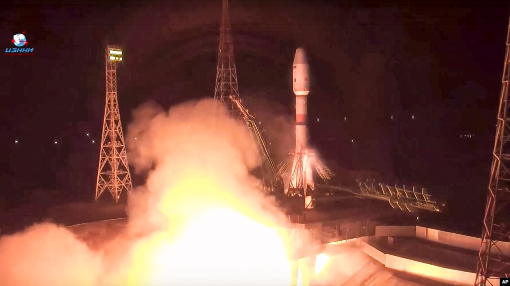 En esta fotografía tomada de un video proporcionado por el servicio de prensa de la Agencia Espacial Roscosmos, un cohete Soyuz despega desde la plataforma de lanzamiento en las instalaciones espaciales de Rusia en Baikonur, Kazajstán, el miércoles 24 de noviembre de 2021.