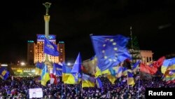 Warga menggelar aksi demo mendukung intergrasi Uni Eropa di Kiev, Ukraina (2/12).