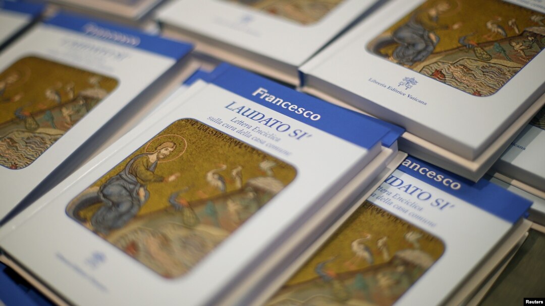 Ensiklik Paus Fransiskus baru berjudul "Laudato Si (Be Praised), On the Care of Our Common Home", dipajang ketika konferensi pers berlangsung di Vatikan, 18 Juni 2015.