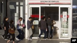España es uno de los países con mayores índices de desempleo. Las filas frente a las oficinas de registro de desempleados dan fe de ello.