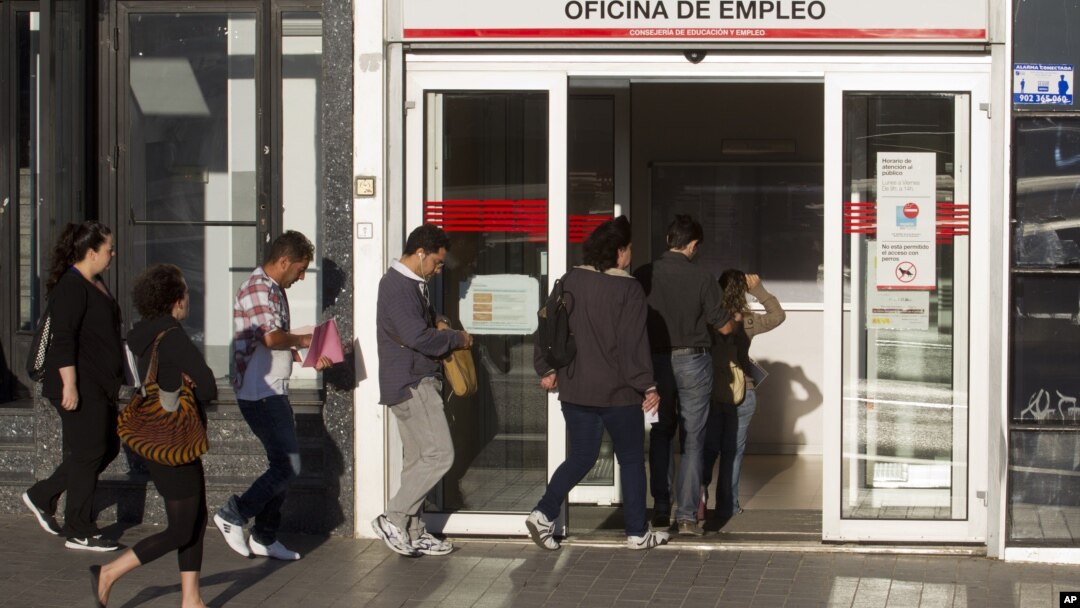 Dân chúng xếp hàng bên ngoài một văn phòng đăng ký thất nghiệp ở Madrid, Tây Ban Nha
