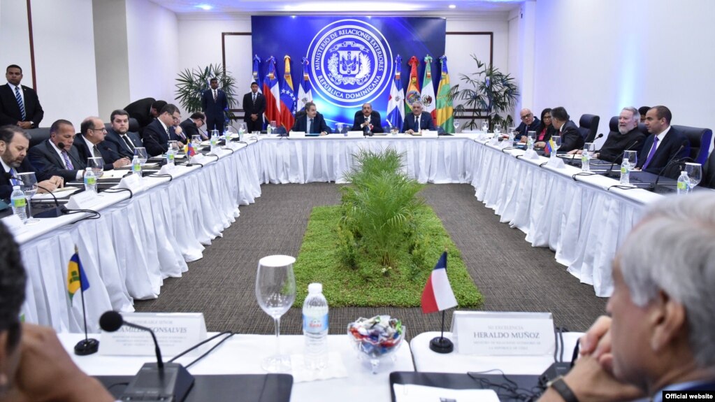 Representantes del gobierno y la oposición de Venezuela se reunieron en una tercera sesión de diálogo en la Cancillería dominicana. Dic. 15 de 2017. Foto: Presidencia de la República Dominicana.
