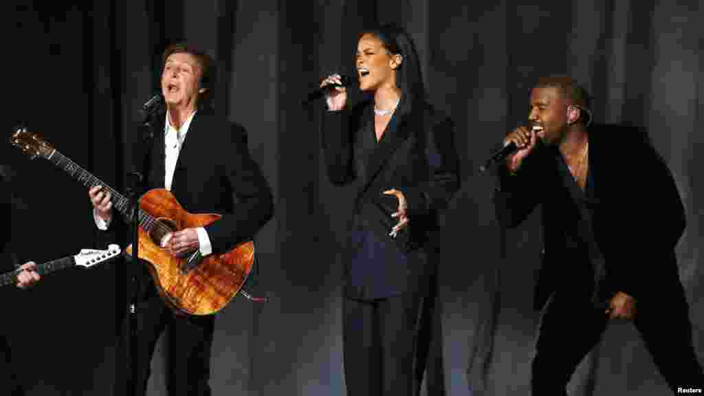 از سمت چپ، پاول مککارتنی، ریحانا و کاینی وست حین اجرای آهنگ &quot;چهار پنج ثانیه&quot; در ۵۷ مین جشنوارۀ جوایز موسیقی گرامی