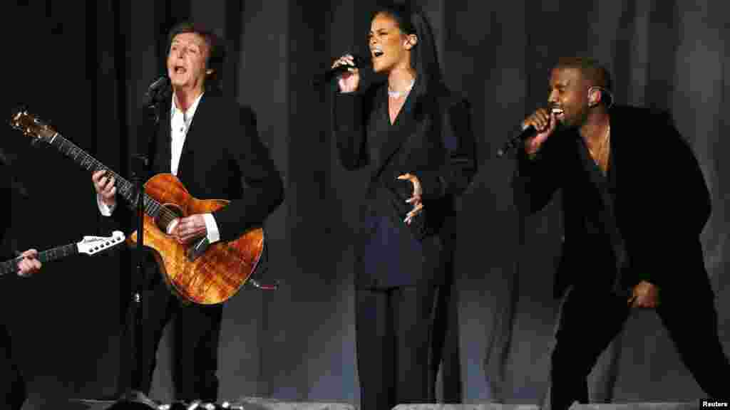 Paul McCartney, Rihanna y Kanye West cantan "FourFiveSeconds".