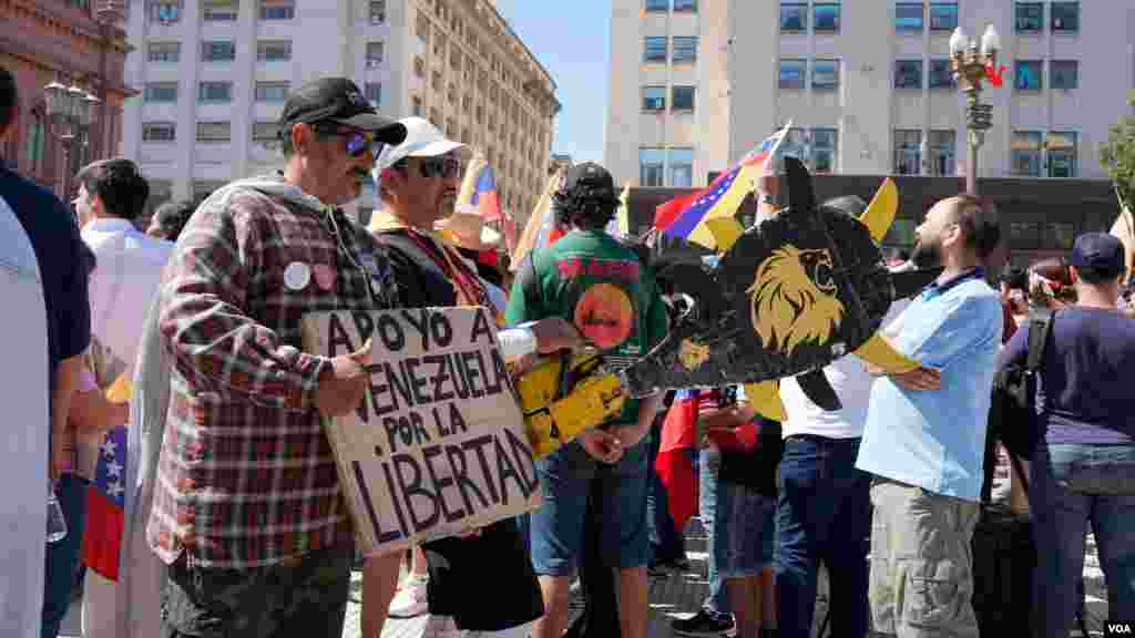 Entre los asistentes a la concentración en la Plaza de Mayo, estuvieron argentinos que mostraron su apoyo a los venezolanos en el país.&nbsp;