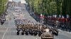 Tropas desfilan por los Campos Elíseos de París en las celebraciones del Día de la Bastilla el 14 de julio de 2023.